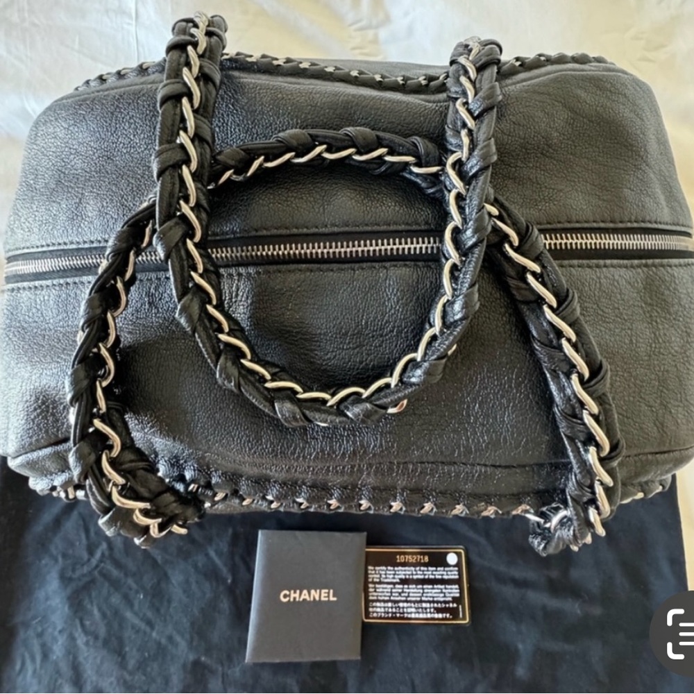 CHANEL Black Leather Shoulder Bag - Picture 3 of 13